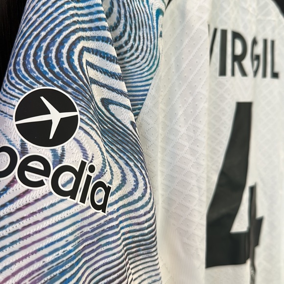 Virgil Van Dijk Liverpool Nike 2022/23 Away Vapor Match Authentic Player Jersey - Picture 8 of 10